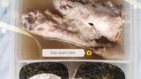 Untuk hangatkan badan, Sarwendah juga bisa bikin sop ayam jahe. Ia melengkapinya dengan nasi berbalut nori dan telur dadar sebagai bekal Ruben. Foto: Instagram sarwendah29