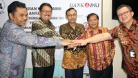 Direktur Bisnis PT Bank DKI, Antonius Widodo Mulyono bersama Kepala Cabang Utama PT Taspen, Tawab melakukan penandatanganan perjanjian kerjasama antara PT Bank DKI dan PT Taspen di Jakarta, (19/12). Foto: dok. Taspen