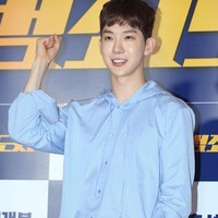 Bercita-cita menjadi seorang idol Kpop bisa membuat depresi. Jo Kwon pun mengaku merasa stres berlebihan ketika menjalani masa training delapan tahun sebelum jadi artis. Masa transisi menjadi seorang idol juga membuatnya stres. Foto: Instagram