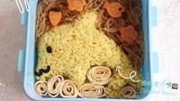 Nasi kuning lumba-lumba ala Sarwendah ini mungkin bisa menginspirasi Anda. Pelengkapnya telur dadar dan bihun bertopping wortel bentuk bunga dan ikan. Foto: Instagram sarwendah29