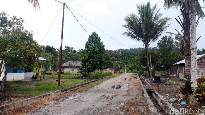Desa Bomopay dan Parauto, Kabupaten Nabire akhirnya teraliri listrik. Kini warga di dua desa itu bisa merasakan manfaat listrik setelah menanti selama 25 tahun.