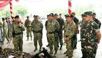 Momen Marsekal Hadi dan Letjen Edy Diarak Prajurit Kostrad
