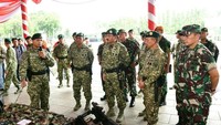 Marsekal TNI Hadi Tjahjanto menyampaikan rasa bangganya dihadapan Prajurit Kostrad. “Terus laksanakan tugas terbaik untuk menegakkan kedaulatan dan menjaga keutuhan NKRI serta menjamin keselamatan bangsa Indonesia, ucap Marsekal Hadi.