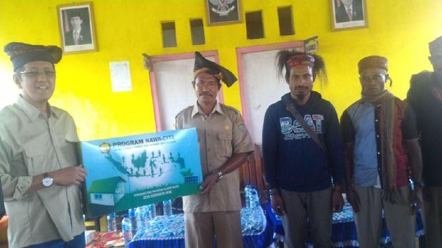 Dapat Lampu Tenaga Surya, Pulau Buru Kini Terang Benderang