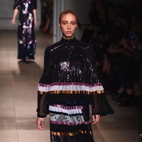 Adwoa Aboah dikukuhkan sebagai Model of the Year di ajang Fashion Awards 2017, mengalahkan Gigi dan Bella Hadid. Siapa yang menyangka jika dulunya ia pernah kecanduan narkoba. (Foto: Getty Images)