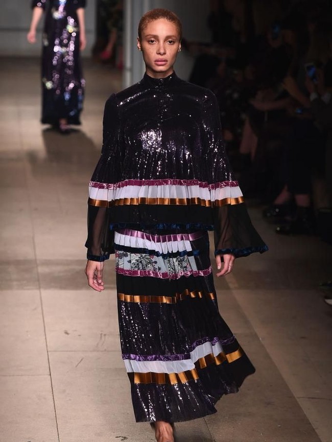 Adwoa Aboah dikukuhkan sebagai Model of the Year di ajang Fashion Awards 2017, mengalahkan Gigi dan Bella Hadid. Siapa yang menyangka jika dulunya ia pernah kecanduan narkoba. (Foto: Getty Images)