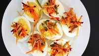 Berasal dari Italia, Deviled Egg adalah makanan ringan yang dibuat dengan telur rebus berisi pasta tebal yang terbuat dari kuning telur, pasta mustard, mayones, dan lada. Foto: Istimewa