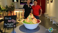 Pemiliknya adalah Sean Lau (berkaos hitam) yang belajar replika makanan hingga ke Jepang. Ia menghadirkan 3 galeri yaitu Info Zone, Wow Zone dan Educational Zone di sini. Foto: Penang Travel Tips