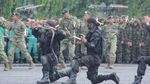 Ngeri! Saat Prajurit Kostrad Pamer Makan Kobra di Depan Panglima