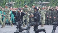 Di depan Marsekal Hadi, mereka menggigit tubuh ular berbisa itu. (Foto: Dok. Pendivif 1 Kostrad)