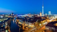 Mulai dari dentuman drum hingga orkestra simfoni terhebat, Berlin adalah kota musik ikonik dengan musisi terbaik dunia di jalanan. Energi kreatif kota yang unik selalu menarik seniman seperti David Bowie, Iggy Pop, dan banyak lagi. (Thinkstock)