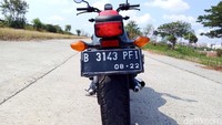 Lampu belakang berbentuk kotak ala motor retro.