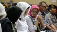 Deisti juga berbincang dengan pengunjung yang duduk di samping kanan dan kirinya.