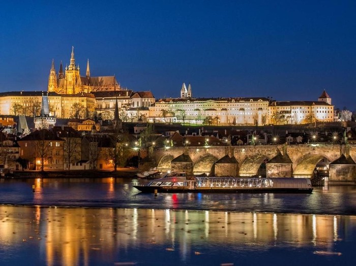 Kota Praha di saat malam