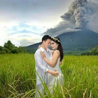 Erupsi Gunung Agung menjadi latar belakang foto pasangan yang kompak berbusana serba putih ini. Kapusdatin Humas BNPB Sutopo Purwo Nugroho‏ menulis dalam tweetnya saat mengunggah foto ini, pemotretan ekstrem ini dilakukan di Bukit Cinta yang lokasinya bukan di radius berbahaya sehingga aman untuk berfoto. Foto: Dok. Twitter Sutopo Purwo Nugroho‏