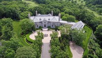 Sebuah rumah berdiri megah terbuat dari susunan batu gamping yang menawan, dijuluki Woodland Manor atau dalam bahasa Indonesia berarti rumah bangsawan Woodland. Istimewa/homesoftherich.net