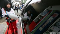Seorang pengendara mengisi bahan bakar dari pertamina yang di klaim ramah lingkungan.