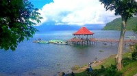 Danau Ranau. Inilah danau terbesar kedua di Pulau Sumatera setelah Danau Toba. Keindahan dan atmosfer di sekeliling danaunya sangat memukau. (Foto: Dok. Pribadi Rafita)