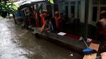 Potret Tanggul Kali Pulo Jati Padang yang Jebol dan Bikin Banjir
