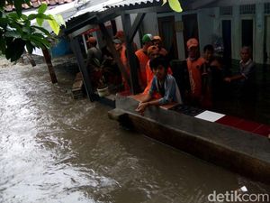 Tanggul Kali Pulo di RT 14 Jebol, Warga Jati Padang Kebanjiran