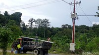 Desa Bomopoy berjarak sekitar 60 km dari pusat kota Nabire. Untuk memasok kelistrikan di desa tersebut PLN membangun JTM 3.25 kms, selain itu PLN juga membangun JTR 1 kms dan Gardu 50 KVA. Sementara itu Desa Parauto berjarak 66 km dari pusat kota nabire. Untuk menyalurkan listrik ke rumah warga, PLN telah membangun JTM 6,25 kms, JTR 0,9 kms dan Gardu 25 KVA.