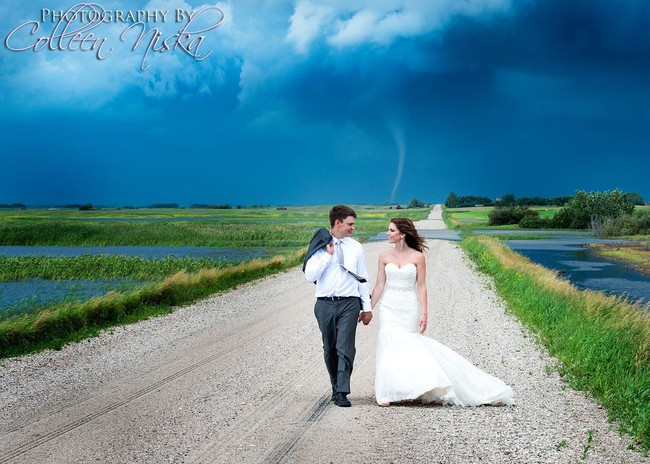 Foto ekstrem dengan latar tornado berskala kecil, atau yang sering disebut puting beliung ini dibuat oleh fotografer pernikahan Colleen Niska. Colleen menjelaskan foto dengan latar angin puting beliun itu dibuatnya di kawasan Saskatchewan, Kanada dan menjamin 100% fotonya adalah asli bukan hasil edit atau Photoshop. Foto: Colleen Niska