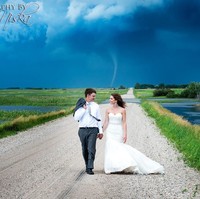 Foto ekstrem dengan latar tornado berskala kecil, atau yang sering disebut puting beliung ini dibuat oleh fotografer pernikahan Colleen Niska. Colleen menjelaskan foto dengan latar angin puting beliun itu dibuatnya di kawasan Saskatchewan, Kanada dan menjamin 100% fotonya adalah asli bukan hasil edit atau Photoshop. Foto: Colleen Niska