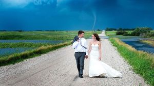 10 Foto Prewedding Ekstrem, Dikejar Tornado hingga Erupsi Gunung Agung