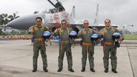 Pada Rabu (20/12), Marsekal Hadi mengundang Kapolri, KSAD, dan KSAL untuk merasakan sensasi naik pesawat Sukhoi. Kapolri mengaku bangga bisa naik Sukhoi meski sempat pusing (Foto: ANTARA FOTO/Reno Esnir)