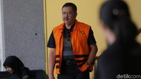 Iwan diperiksa sebagai tersangka kasus suap terkait persetujuan penetapan peraturan daerah tentang penambahan penyertaan modal kepada PDAM Bandarmasih Kota Banjarmasin 2017.