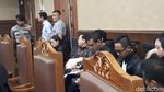Foto: Senyum Setya Novanto untuk Ny Deisti di Ruang Sidang