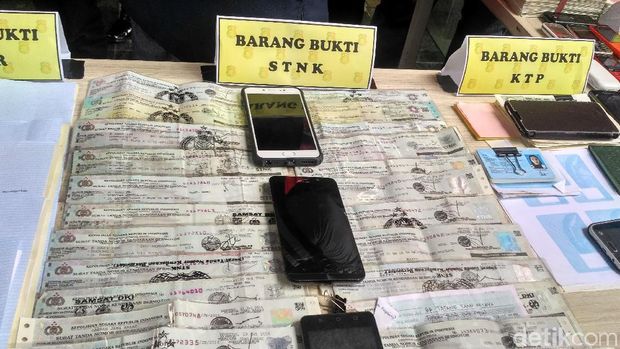 Sejumlah STNK yang dipalsukan. 