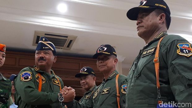 Tampak brevet wings kehormatan TNI AU terpasang di bagian dada sebelah kiri menggantikan nametag