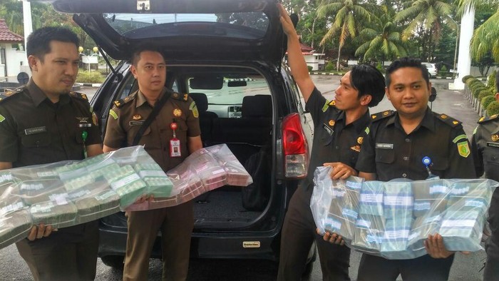 Jaksa Babel Tergopoh-gopoh Gendong Duit Segunung, Uang Apa Ya?