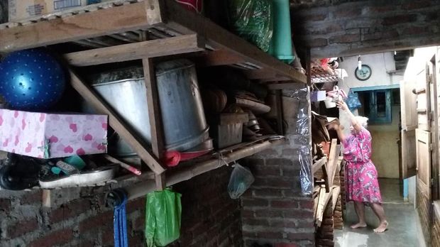 Warga menyiapkan tempat di atas untuk menaruh barang agar tak terkena air banjir 