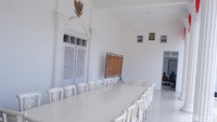 Ada deretan kursi dan sebuah meja panjang juga (Foto: Uje Hartono/detikcom)