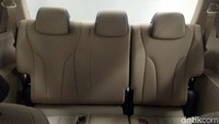 Kursi belakang dengan tampilan 3 penumpang sangat cocok untuk pilihan alternatif mobil keluarga di Indonesia.