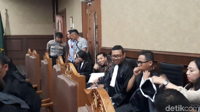 Setya Novanto terlihat semringah dan murah senyum saat akan menjalani sidang eksepsinya hari ini. Foto: Faiq Hidayat/detikcom Setya Novanto terlihat semringah dan murah senyum saat akan menjalani sidang eksepsinya hari ini. Foto: Faiq Hidayat/detikcom