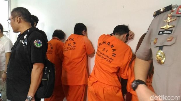  Polisi tangkap 4 orang tersangka kasus pabrik narkoba rumahan di Apartemen Green Lake Sunter, Rabu (20/12/2017)