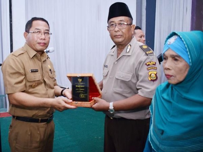 Bangun Pesantren Gratis, Aiptu Fahrizal Diberi Awards dari Bupati