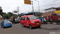 Sejumlah kendaraan bermotor melawan arus dari arah Terminal Pulogadung menuju Klender.