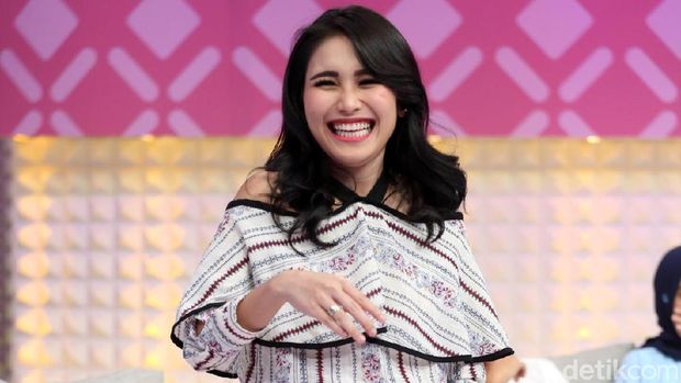 Tio Pakusadewo Terjerat Narkoba, Ayu Ting Ting Kepergok Satu Hotel dengan Raffi Ahmad