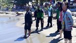 Gaya Rini Main Air di Pantai Nabire