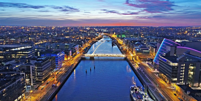 Kota Dublin Kota Dublin, Irlandia saat malam.