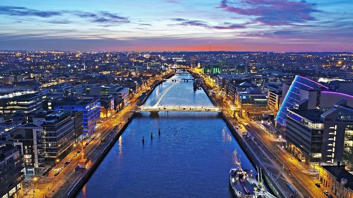 Kota Dublin, Irlandia saat malam.