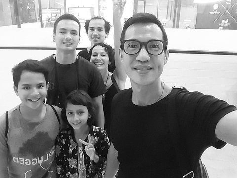 Erwin Parengkuan bersama istri dan empat anaknya. 