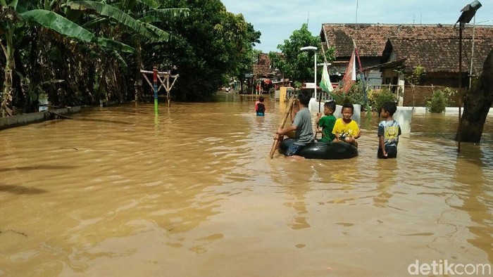Banjir di Jombang Mulai Surut, Warga Masih Bertahan di Pengungsian