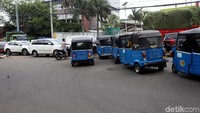 Bahkan Bajaj juga memutar dengan seenaknya.