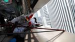 Ekstrem! Pembersih Jendela Pencakar Langit di Tokyo Pakai Kostum Ayam