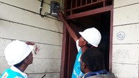 Petugas PLN mengecek meteran listrik di salah satu rumah warga di Kabupaten Nabire.